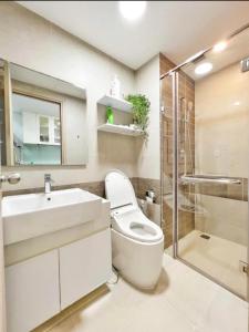 een badkamer met een toilet, een wastafel en een douche bij 2-bedroom Apartment with City View in District 7 in Ho Chi Minh-stad