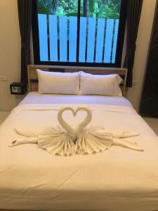 Llit o llits en una habitació de M&N Guesthouse Kata
