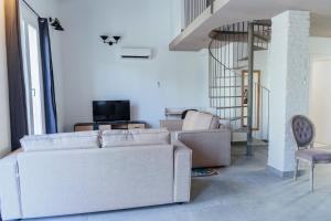 sala de estar con sofá blanco y sillas en Belmar Apartments en Valencia