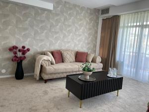 uma sala de estar com um sofá e uma mesa em Complex Turistic Darina Sancraiu de Mures em Sîncraiu de Mureş