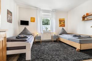 1 Schlafzimmer mit 2 Betten und einem Fenster in der Unterkunft Toms Hütte in Porta Westfalica