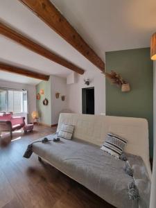 Maison de famille في Bouillargues: غرفة معيشة مع أريكة كبيرة في غرفة