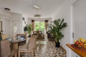 a kitchen and living room with a table and chairs at La Mer Apartments in Nerul