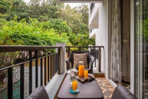 einen Tisch auf einem Balkon mit zwei Orangenkerzen in der Unterkunft La Mer Apartments in Nerul