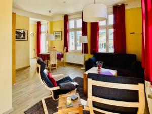 ein Wohnzimmer mit einem Sofa und einem Tisch in der Unterkunft Villa Granitz - Ferienwohnung 45453 (Gellen) in Göhren