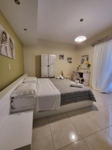 um quarto com uma cama grande e uma secretária em Panorama Hotel - Restaurant em Diakopto