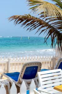 La Madrague-Surf Beach Sea في داكار: شاطئ فيه كرسيين للصاله والمحيط