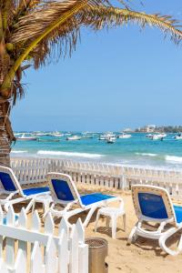 - un groupe de chaises et une clôture sur la plage dans l'établissement La Madrague-Surf Beach Sea, à Dakar