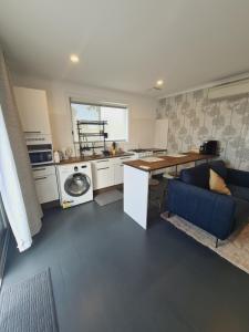 Η κουζίνα ή μικρή κουζίνα στο 1 bedroom self-contained apartment in Lalor