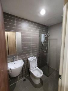 ein Bad mit einem WC und einem Waschbecken in der Unterkunft Kuching Near SGH Kozi Square Apartment 4 in Kuching