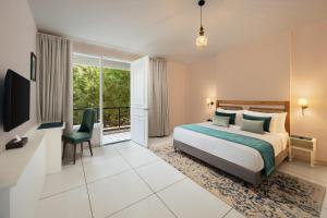 ein Hotelzimmer mit einem Bett und einem Fenster in der Unterkunft WelcomHeritage Santa Roza Kasauli in Kasauli + 39 Fotos