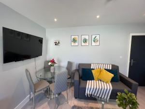 sala de estar con sofá y mesa de cristal en NEW Modern Flat! Monthly Discount! Near City Centre, en Cardiff
