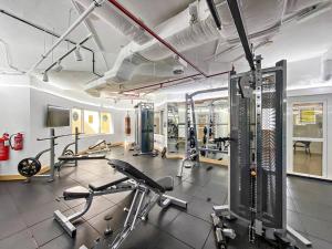 Fitness centrum a/nebo fitness zařízení v ubytování StoneTree - Cozy Furnished 1 BR in JLT