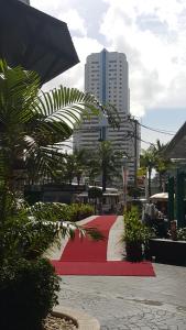 una gran alfombra roja y blanca frente a una ciudad en PATONG TOWER FAMILY WELCOME by PTA en Patong Beach