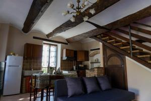 a living room with a couch and a kitchen at La Rocca di Efisio in Costigliole dʼAsti