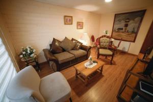 sala de estar con sofá y mesa en Departamento las Torres, en Punta Arenas
