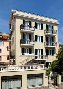 un immeuble d'appartements avec balcon et ciel bleu dans l'établissement Residence San Marco Suites&Apartments Alassio, à Alassio