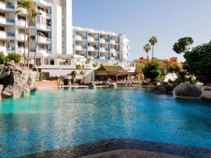 una grande piscina di fronte a un edificio di Modern apartment with Pool in Golf del Sur a San Miguel de Abona