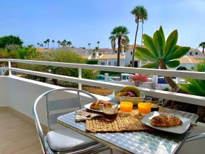 Frokost for gjester på Modern apartment with Pool in Golf del Sur