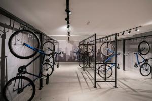 Condomínio GO24 في بورتو أليغري: يتم عرض دراجتين في غرفة