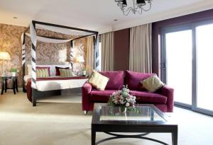 Ruang duduk di The Parkview Hotel