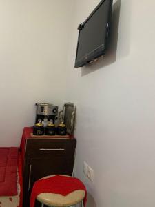 マルティルにあるRésidence Martil Deluxeの壁に椅子とテレビが備わる客室です。