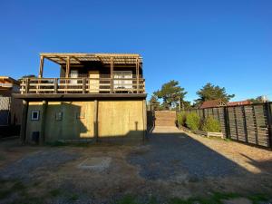 een gebouw met daarop een balkon bij Cabaña Estudio - BBQ Cocina Estacionamiento Wifi in Quintay
