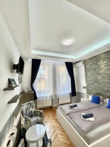 une chambre avec un grand lit et une chaise dans l'établissement Apartment Nejra, à Sarajevo