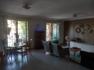 Ndéyane的住宿－Casa Kassi，客厅配有桌椅