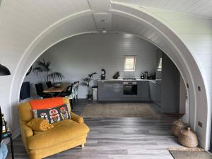 una cucina con arco e un divano in una camera di ThePod a Penzance