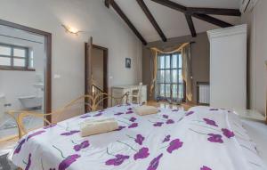 - une chambre avec un grand lit orné de fleurs violettes dans l'établissement Villa Baldasera, à Vižinada 22 autres photos