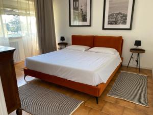1 dormitorio con 1 cama grande con sábanas blancas en THE BEACH - large apartment with private beach, en Pettenasco