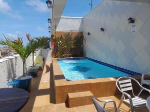 una piscina en la azotea de un edificio en luxuosa cobertura praia do futuro 1001, en Fortaleza