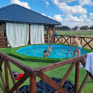 grupa dzieci bawiących się w basenie w obiekcie Villa Akacjowa w mieście Turbia
