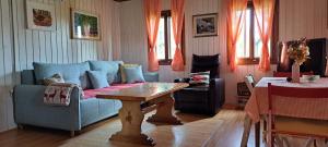 sala de estar con sofá azul y mesa en Kuća za odmor Mirna Zagorka, 