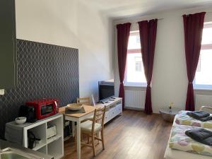 Habitación pequeña con mesa y dormitorio en Studio & Apartments near Reumannplatz, en Viena