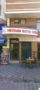een restaurant met een tafel voor een gebouw bij MEYDAN BUTİK OTEL in Tekirdag
