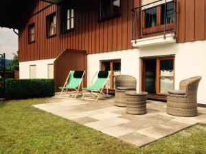 un grupo de sillas sentadas fuera de un edificio en Ferienwohnung Himmel, en Oberstaufen