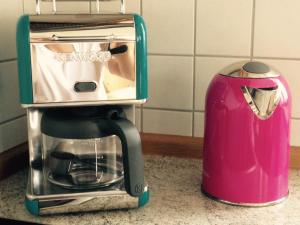 a pink toaster sitting next to a toaster at Ferienwohnung Himmel in Oberstaufen