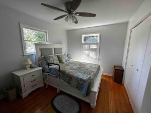 um quarto com uma cama e uma ventoinha de tecto em Babcia's Lake House em Columbia