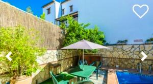- une terrasse avec une table et un parasol à côté de la piscine dans l'établissement 2 bedrooms house with private pool and terrace at El Bosque, à El Bosque