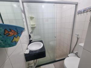 Estalagem Maceió في ماسيو: حمام مع دش ومرحاض ومغسلة