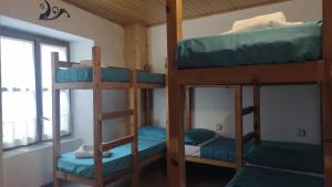 ビリャヌアにあるAlbergue Tritón - Villanúaの窓のある部屋に二段ベッドが2つある +20枚の写真