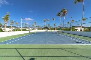 Tenis a/nebo squash v ubytování Joy Island Maldives All Inclusive Resort nebo okolí