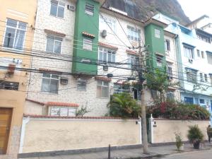 een appartementencomplex met groen en wit bij Mini estúdio Pão de Açúcar in Rio de Janeiro