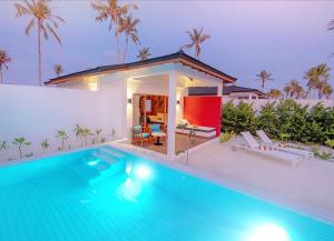 Bazén v ubytování Joy Island Maldives All Inclusive Resort nebo v jeho okolí