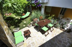 Vista aérea de un patio con mesa y sillas en Apartments Ivan, en Makarska
