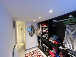 a room with a walk in closet with a mirror at Studio atypique Camas in Marseille