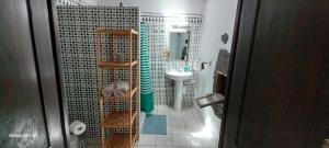 ein Badezimmer mit einem Waschbecken, einem WC und einem Spiegel in der Unterkunft Suite casa rural Los Patios, CONIL in Tías