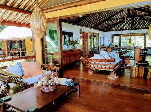 a living room with couches and a table at Pousada Boutique Sitio das Jaqueiras-Vista Rio Mar in Santo André
